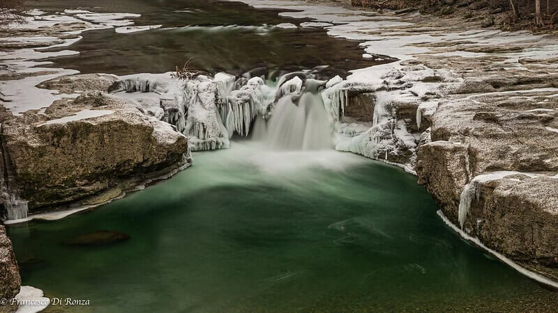 paisaje con cascada