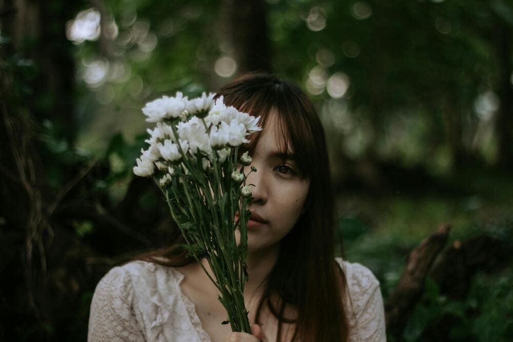 Bokeh en retrato con un fondo verde en el bosque