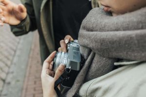 mujer configurando una camara a modo manual