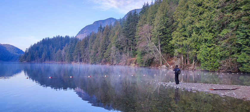 Uso de figura humana para generar profundidad en fotografía de paisaje: fotógrafo en paisaje de lago canadiense