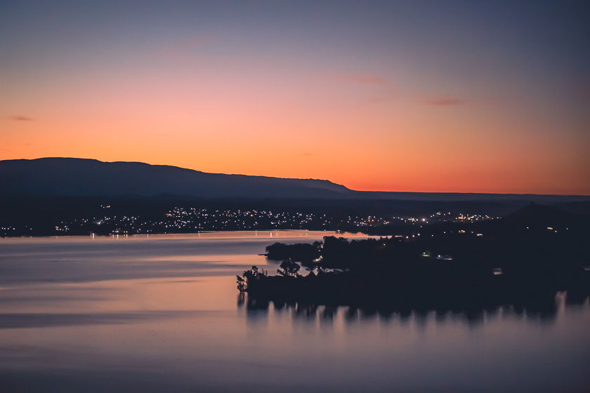 Uso de contraluz del atardecer para separar planos y crear profundidad en fotografía de paisajes: lago Los Molinos, Córdoba, Argentina