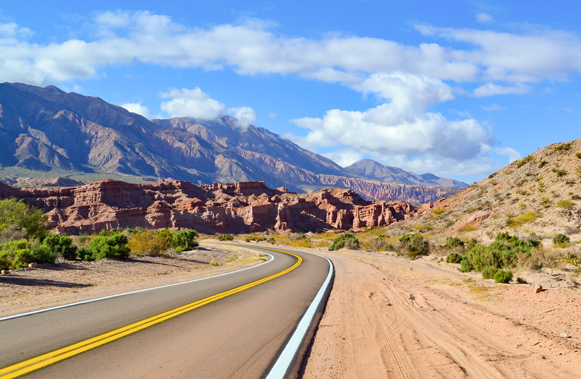 Uso de superposición de planos para generar profundidad en fotografía de paisaje: ruta del Norte argentino, Quebrada de las Conchas